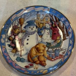 The Franklin mint Royal Daulton teddy bear winter wonderland Christmas plate